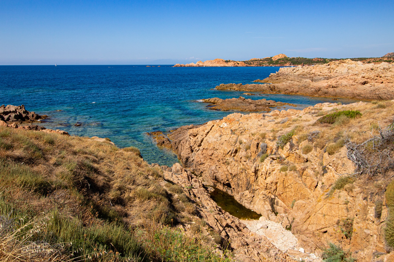 Äolische Inseln Luftaufnahme mit Vulkan und türkisblauem Meer
